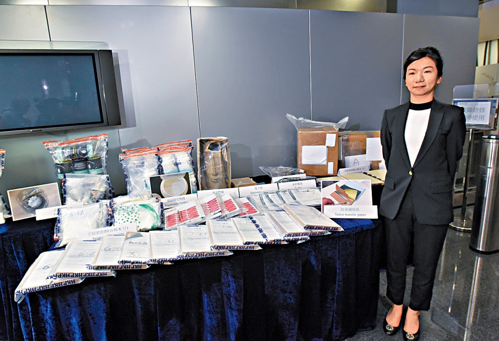 警方有組織罪案及三合會調查科高級督察林頌雅講述案情及展示證物。
