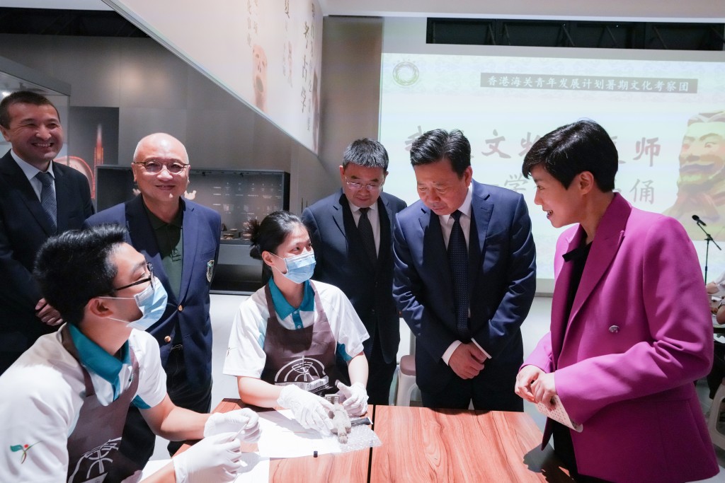 何佩珊（右一）和国家文化和旅游部副部长、国家文物局局长李群（右二）在陕西考古博物馆内与「Customs YES」成员互动。政府新闻处