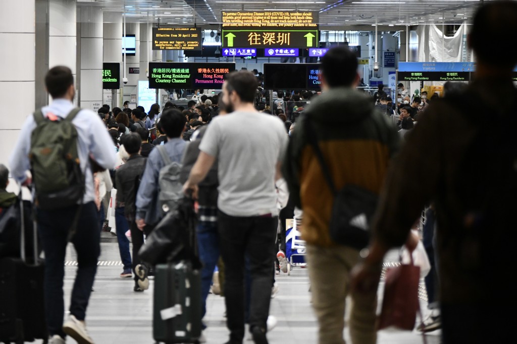 深圳湾口岸两日分别有14万及15万人次出入香港。资料图片