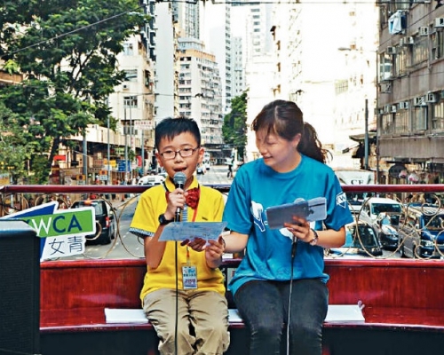 阿寶學做電車小導遊，面對一群陌生人介紹電車區景點。