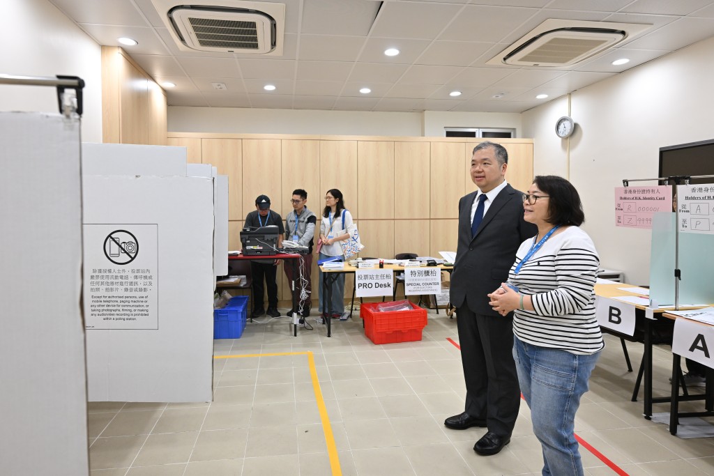 選管會委員文本立(左)巡視設於鄧肇堅維多利亞官立中學的少數族裔人士專屬投票站。政府新聞處圖片 選管會委員文本立(左)巡視設於鄧肇堅維多利亞官立中學的少數族裔人士專屬投票站。政府新聞處圖片