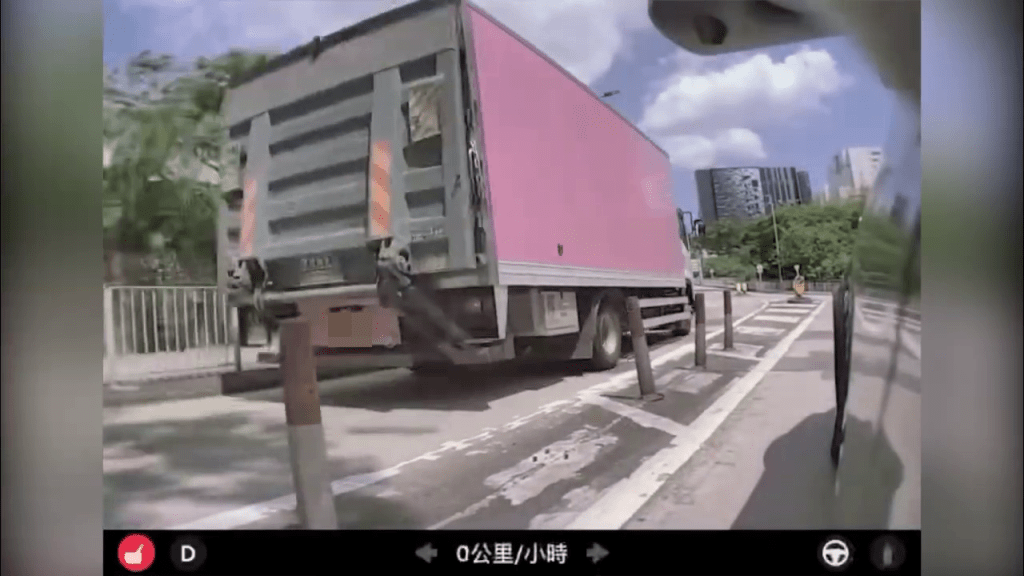 貨車事後揚長而去。YouTube:車Cam特警 貨車事後揚長而去。YouTube:車Cam特警