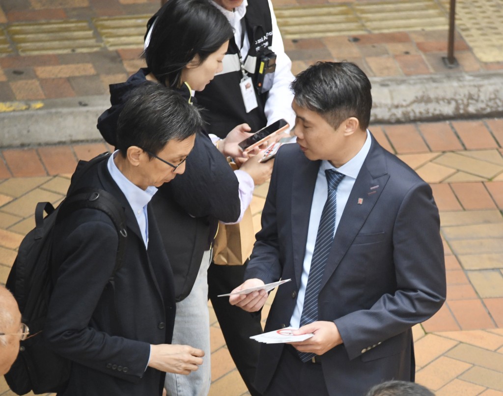 控煙酒辦人員向市民派發傳單提醒新規定已生效。