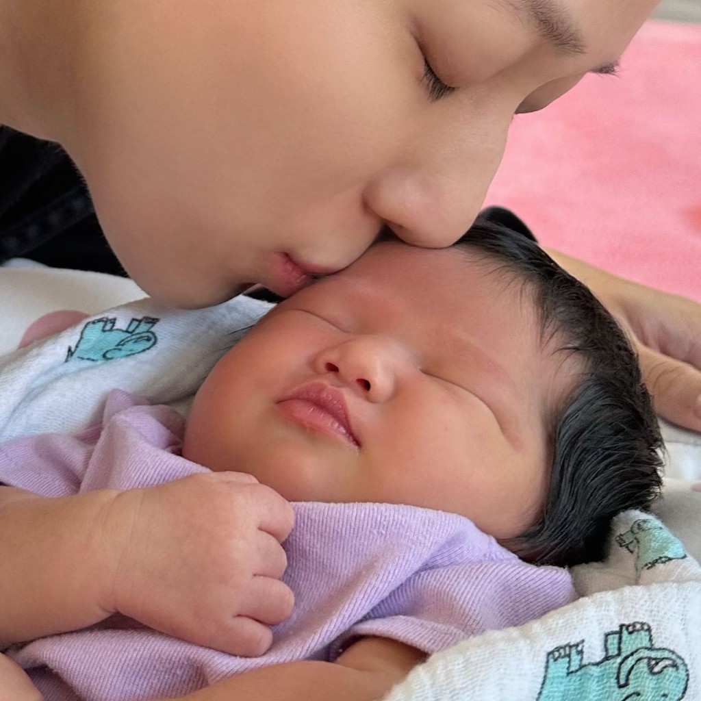 鍾嘉欣在10月底宣佈誕下第三胎！