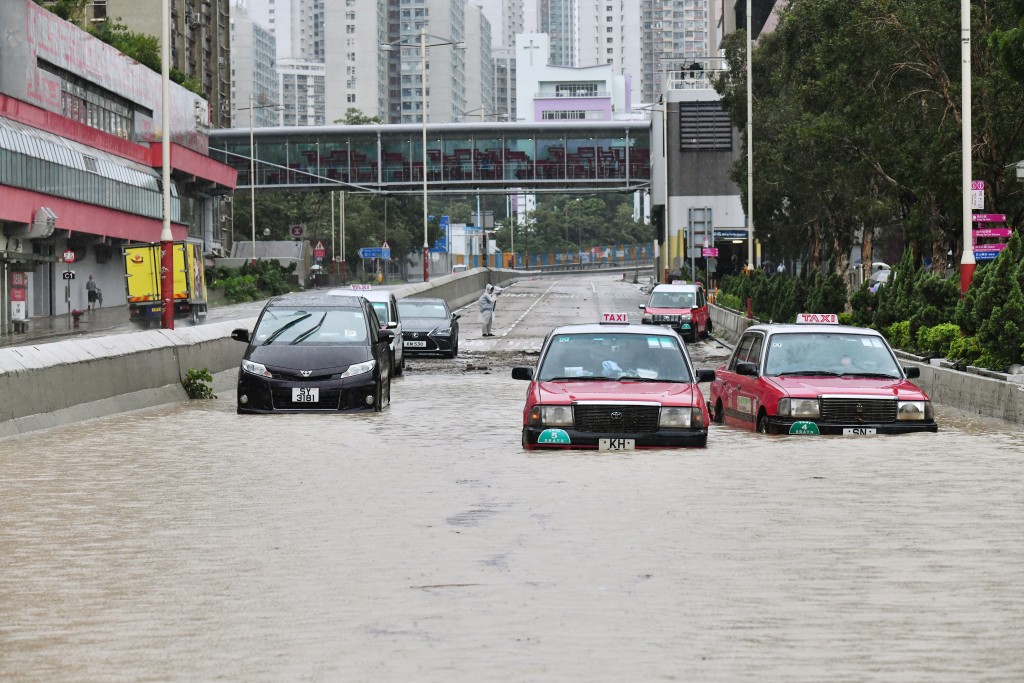 林超英表示，政府应加大力度思考应如何应对极端天气引发的水浸。资料图片