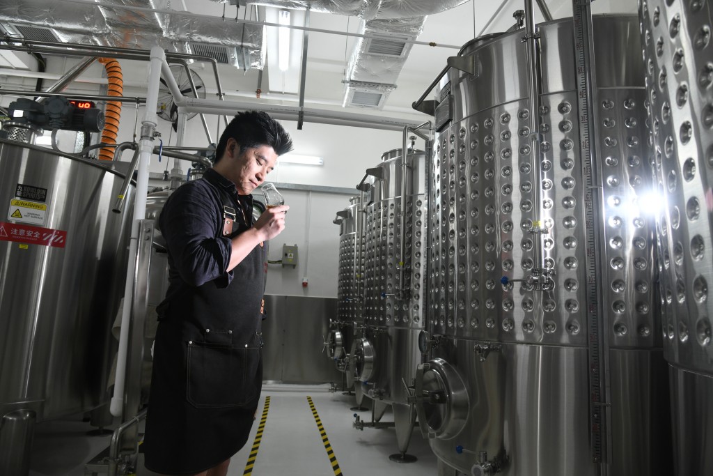 他揚言這是亞洲首間全自動化烈酒廠，且每年烈酒產量可高達130萬瓶，是目前東南亞最大規模的烈酒廠。