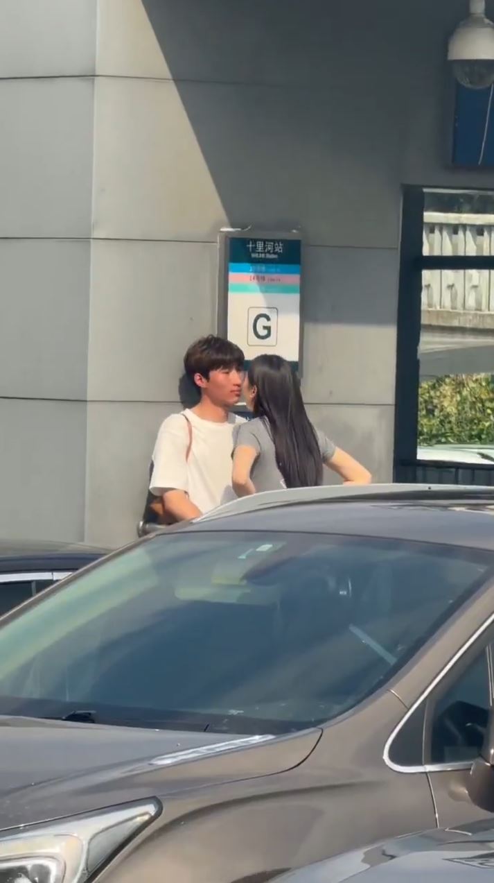 北京男子被女友當街連摑八巴無還手獲讚。
