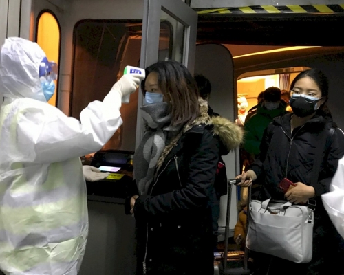韓國31名旅客在隔離期間所交出的護照被防疫人員誤以為是垃圾銷毀。美聯社圖片