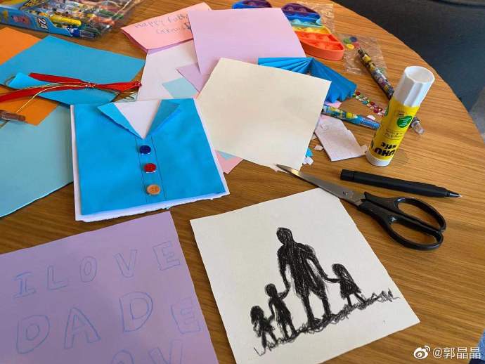 孩子給父親節做手作。