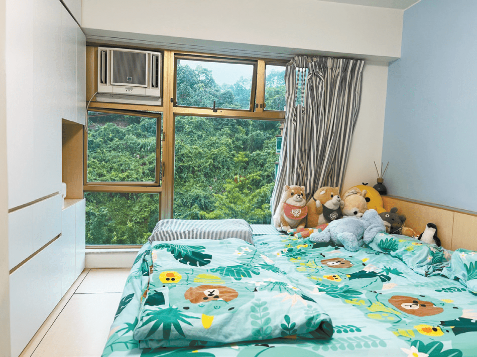 睡房使用地台設計，營造出近落地窗效果。