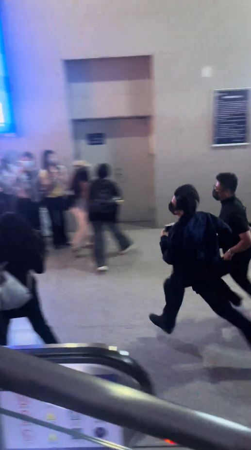 「私生」瘋粉在火車站圍堵藝人劉軒丞。抖音