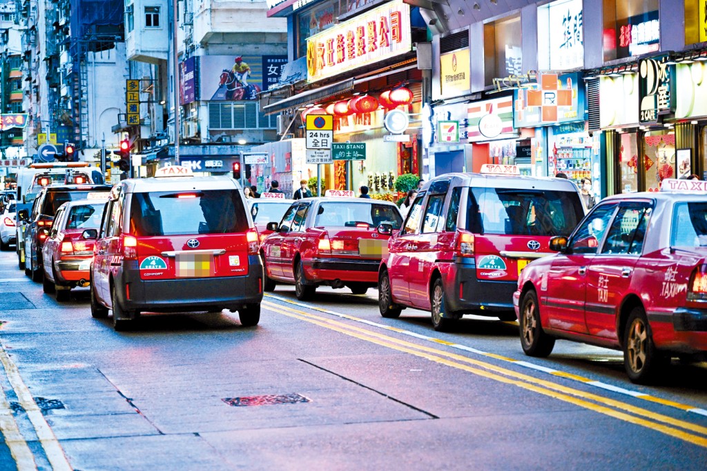 的士業界不滿白牌車規管不足,促政府馬上立法,揚言今早再有請願行動。