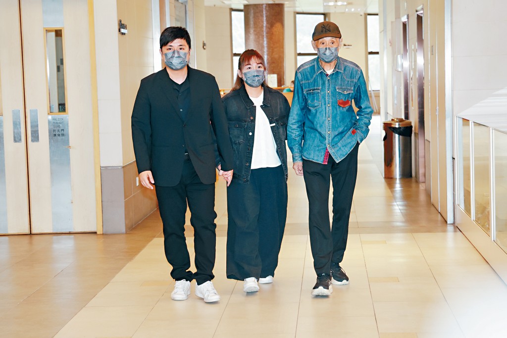 鼎爺（右）與細仔李泳豪及新抱林妤謙一同到場。