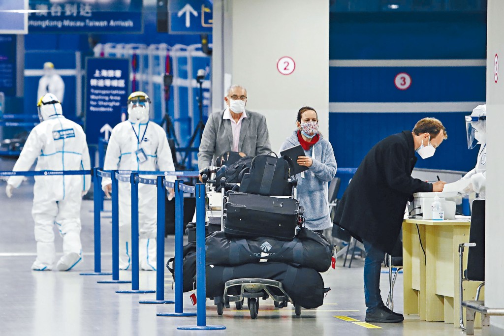 內地曾為防疫，要求入境人士接受核酸測試。圖為上海浦東國際機場。