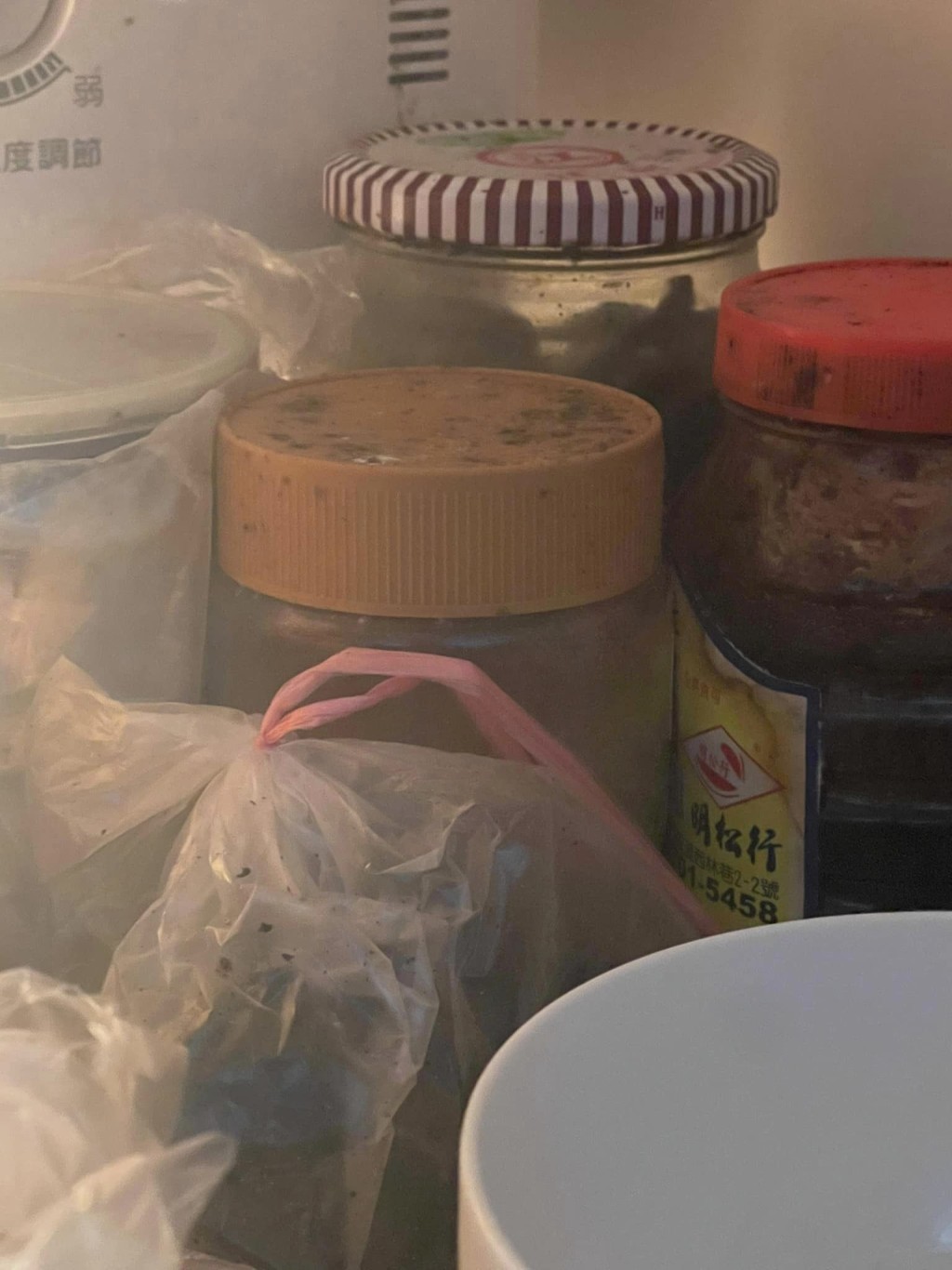 雪柜堆积的食物，不少已变坏。（图片来源：facebook群组「【爆怨公社】」）
