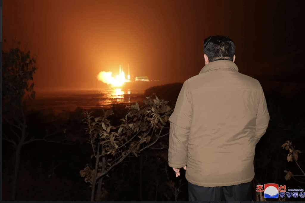 北韩官媒发布领导人金正恩遥远观看发射的照片。路透社