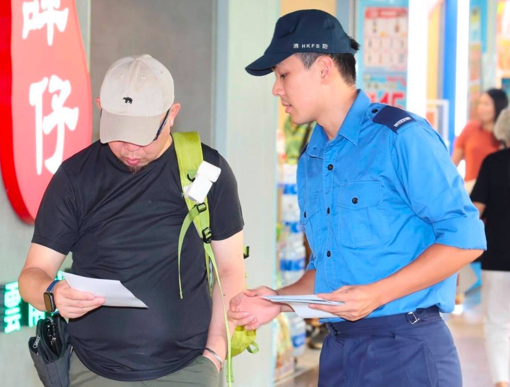 消防處人員在黃大仙區向市民宣傳打擊非法燃油轉注活動。香港消防處FB圖片