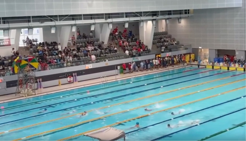 維園學界泳賽現「同場競技」奇景。網民post00swimguy852影片截圖 維園學界泳賽現「同場競技」奇景。網民post00swimguy852影片截圖