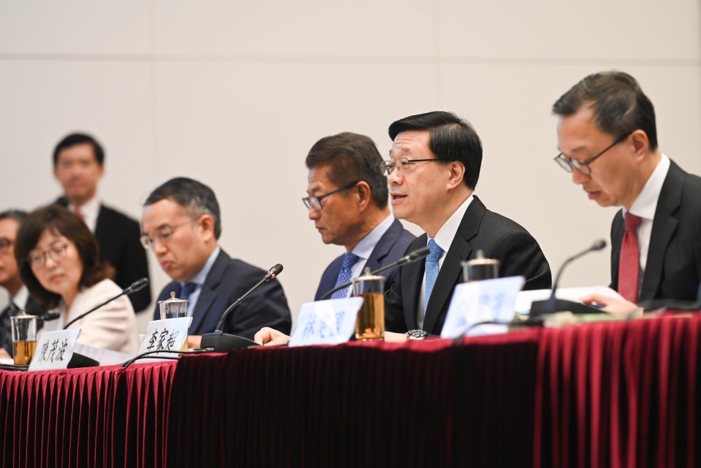 李家超（右二）在政府总部出席沪港合作会议第六次会议，并在会议上作开场发言。政府新闻处