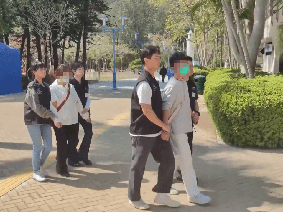 於年宵市場中被捕的其中兩名黑工。入境處IG