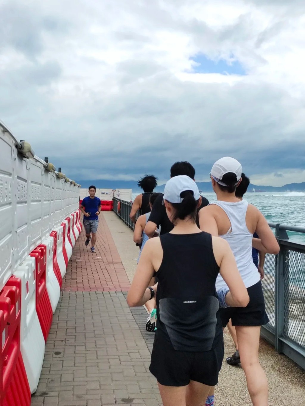 有网民在6月端午节时，巧遇周润发及其队友在中西区海滨长廊晨跑。
