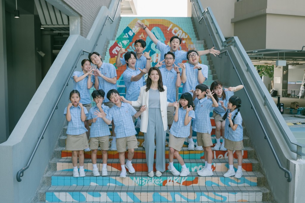 7月底首播的ViuTV原創劇《社畜再培訓先導計劃》,講述一集團的6位員工需要到小學進行再培訓計劃,不達標者會立即被辭退。回到校園入讀「四年S班」,六個「社畜」和一班小學四年級生建立超越年齡的友誼。(圖片來源:ViuTV劇照) 7月底首播的ViuTV原創劇《社畜再培訓先導計劃》,講述一集團的6位員工需要到小學進行再培訓計劃,不達標者會立即被辭退。回到校園入讀「四年S班」,六個「社畜」和一班小學四年級生建立超越年齡的友誼。(圖片來源:ViuTV劇照)