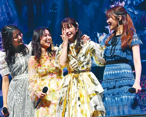 横山由依举行毕业骚，北原里英（左）、大岛优子（左二）及指原莉乃（右）撑场，令她爆喊。