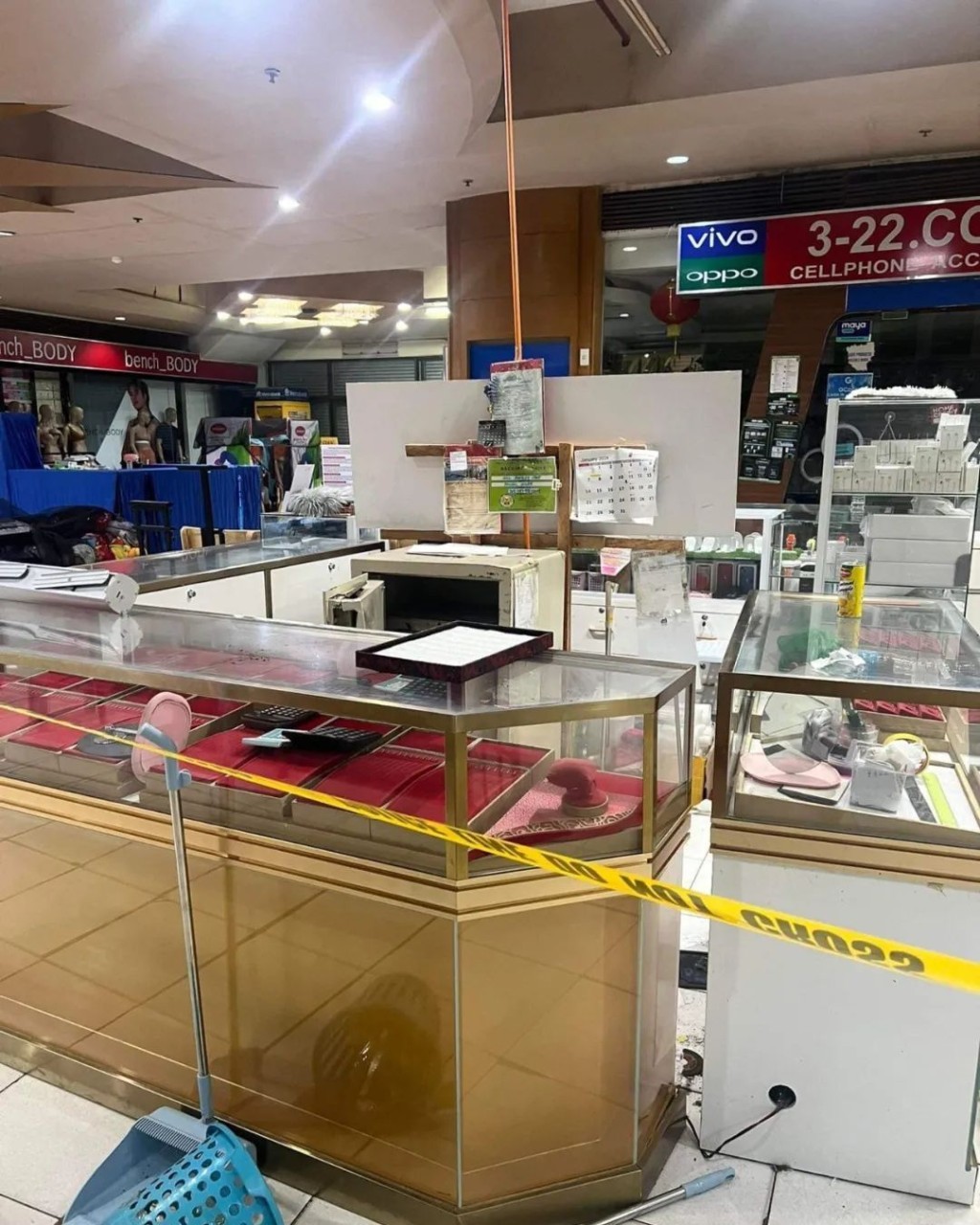 遭劫GKC珠寶店櫃檯。