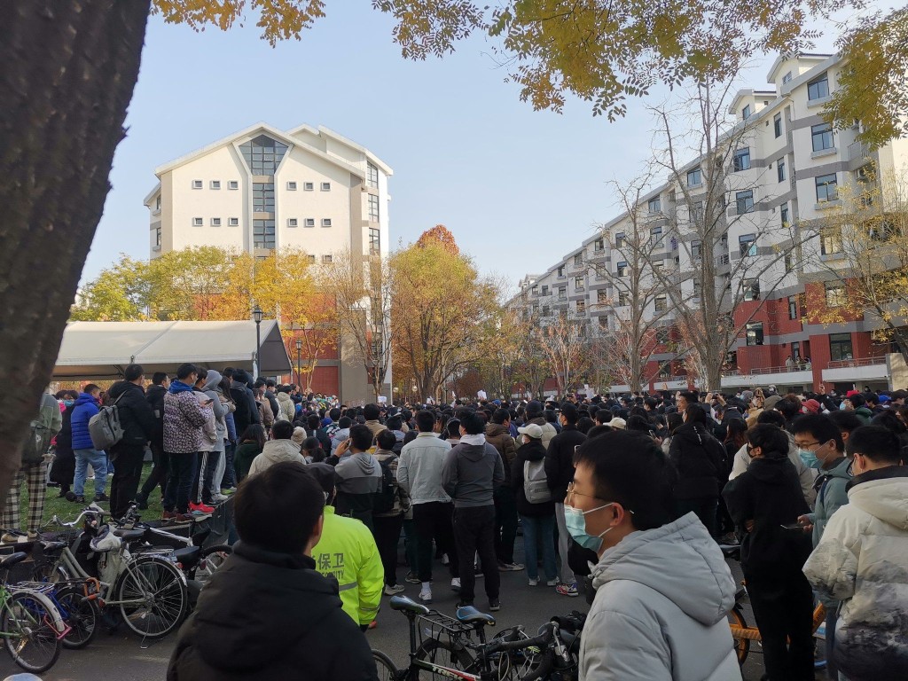 数百清华学生聚集不满防疫。互联网