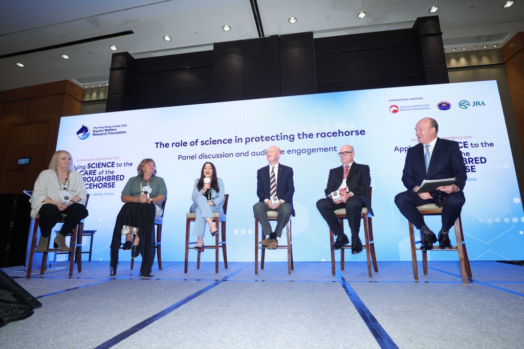 講者於會議期間圍繞「科學於照護純種賽駒的應用」主題分享洞見,探討科研成果的實際應用。圖片由馬會提供 講者於會議期間圍繞「科學於照護純種賽駒的應用」主題分享洞見,探討科研成果的實際應用。圖片由馬會提供