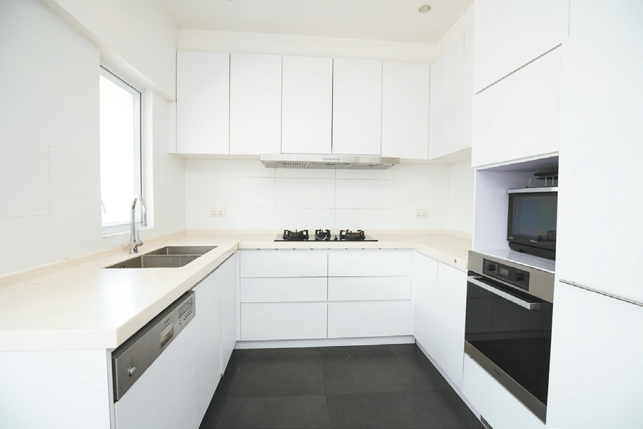 廚房以白色為主調，設有潔白的上下列櫥櫃，收納空間充足。