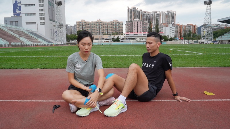 註冊物理治療師區洛儀（左）和Nike Run Club 長跑及田徑教練陳嘉俊（右）為大家介紹3款簡單的長跑運動貼布使用方法