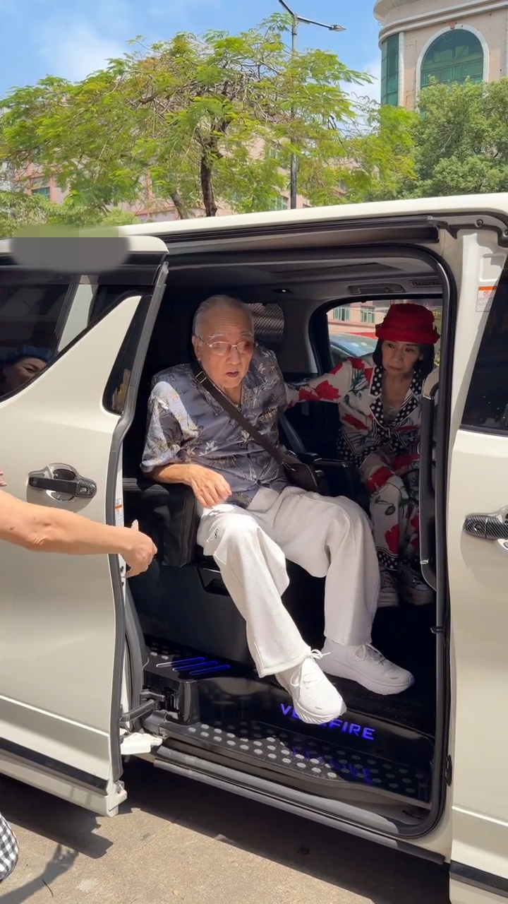 盧海鵬乘車抵達中山,吳麗珠在旁細心照料。 盧海鵬乘車抵達中山,吳麗珠在旁細心照料。
