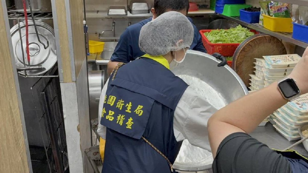 台灣的衛生局人員到上野烤肉飯內壢店，取樣本調查集體食物中毒事件。中時