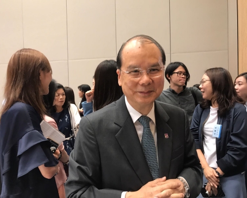張建宗表示，政府正認真考慮重新開放政府總部東翼前地。