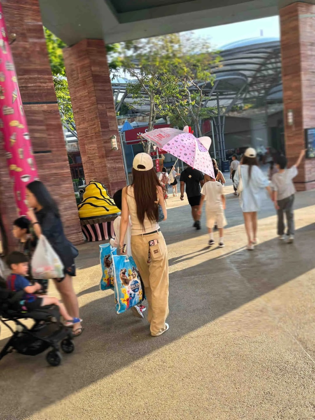 Angelababy拎住幾袋戰利品。 Angelababy拎住幾袋戰利品。