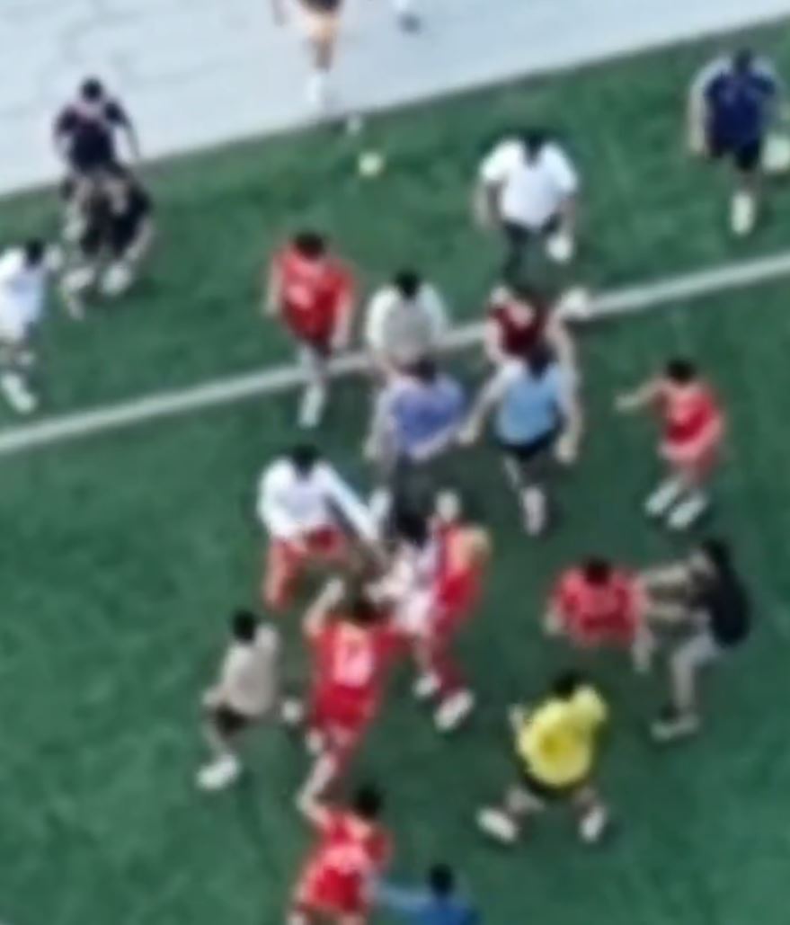 湘超張家界成人隊圍毆廣東銘途少年隊。 