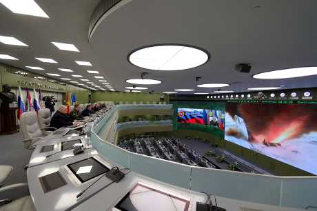 2018年12月26日，普京（左5）在俄罗斯国防控制中心（NDCC）控制室监督高超音速导弹系统「先锋」（Avangard）测试。 路透社