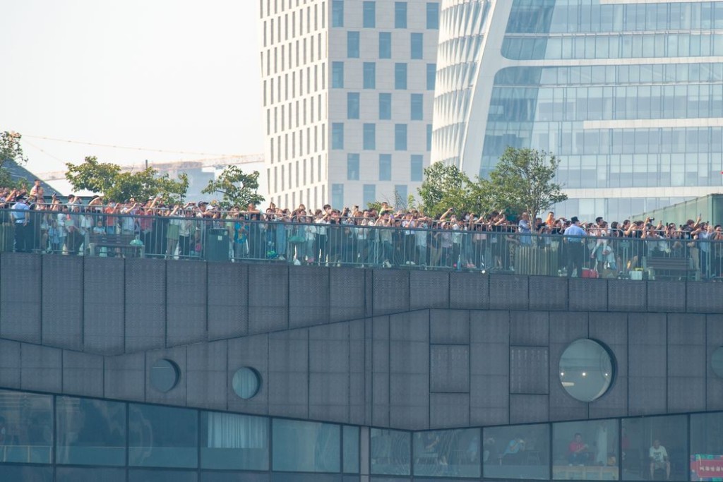 市民纷纷前往钱塘江两岸观看潮水。新华社图片