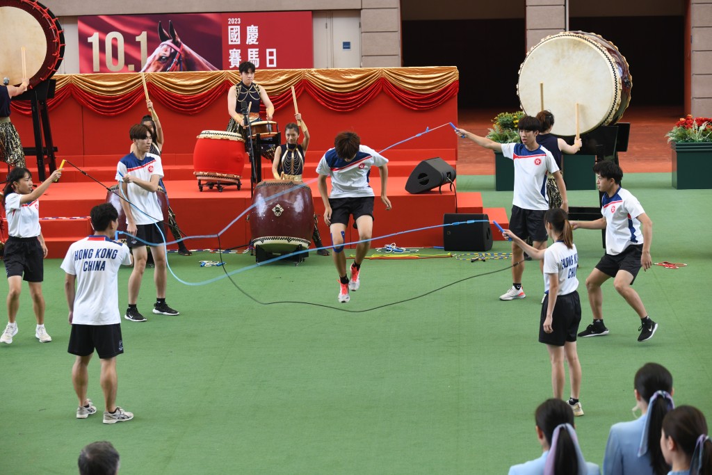 香港跳绳代表队表演大型花式跳绳。何健勇摄