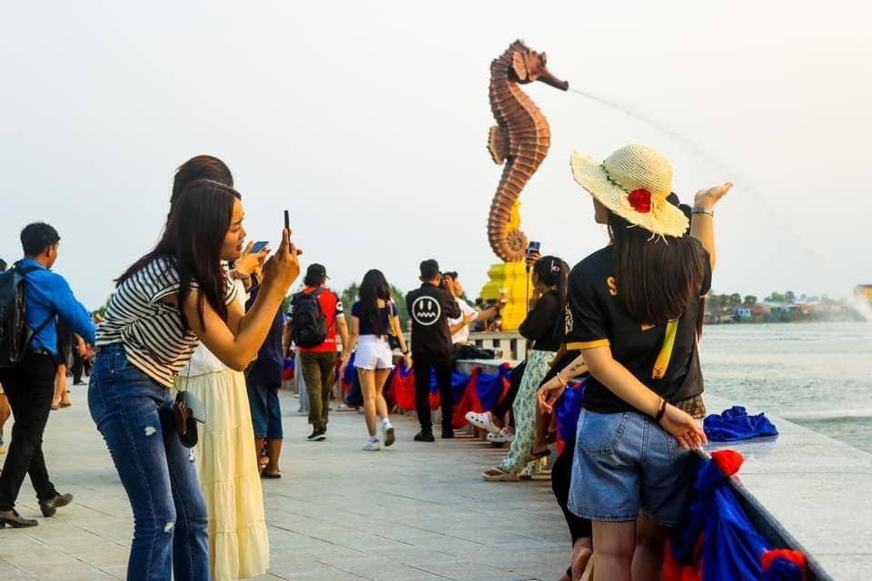 民眾紛紛以噴水海馬為背景拍打卡照。 貢布旅遊局fb