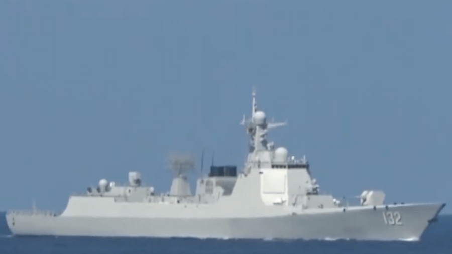 区海军多艘驱护舰日前针对性展开海上封锁等行动演练。