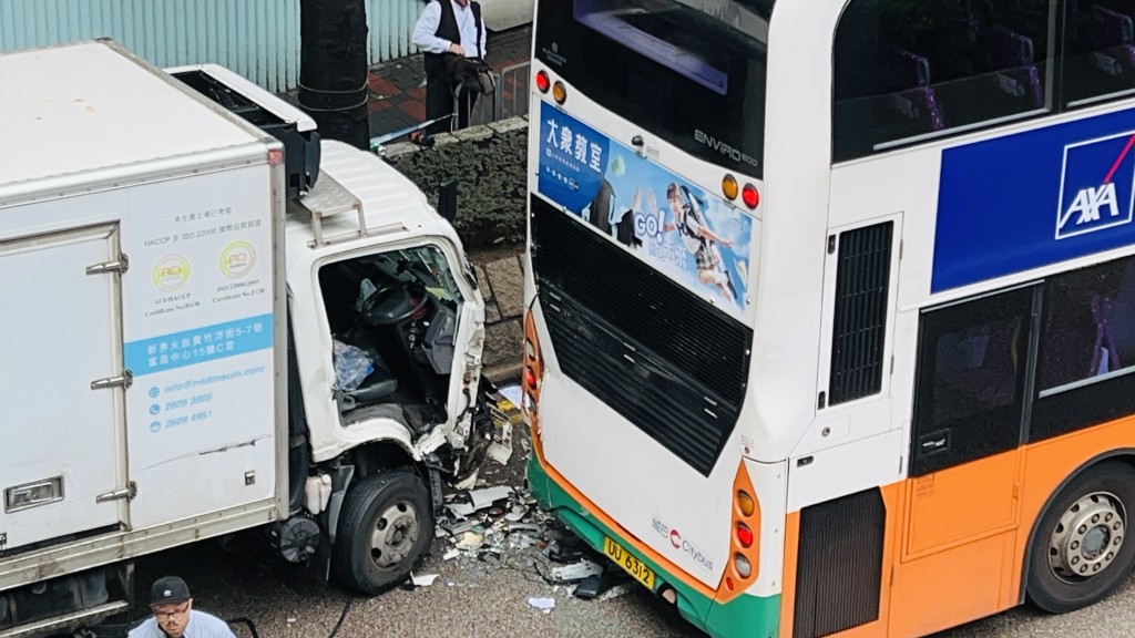 兩車首尾相撞。蔡楚輝攝