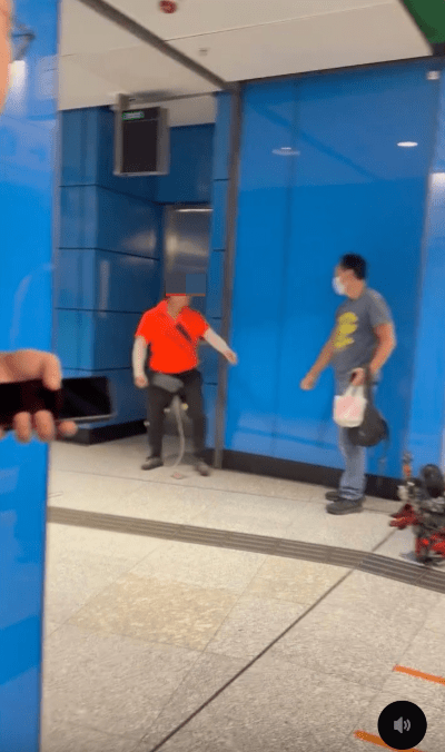 紅衣男情緒激動，一邊用手指指向對方，一邊連珠炮發爆粗怒罵「X家X」。Threads@ihighkeyslayed
