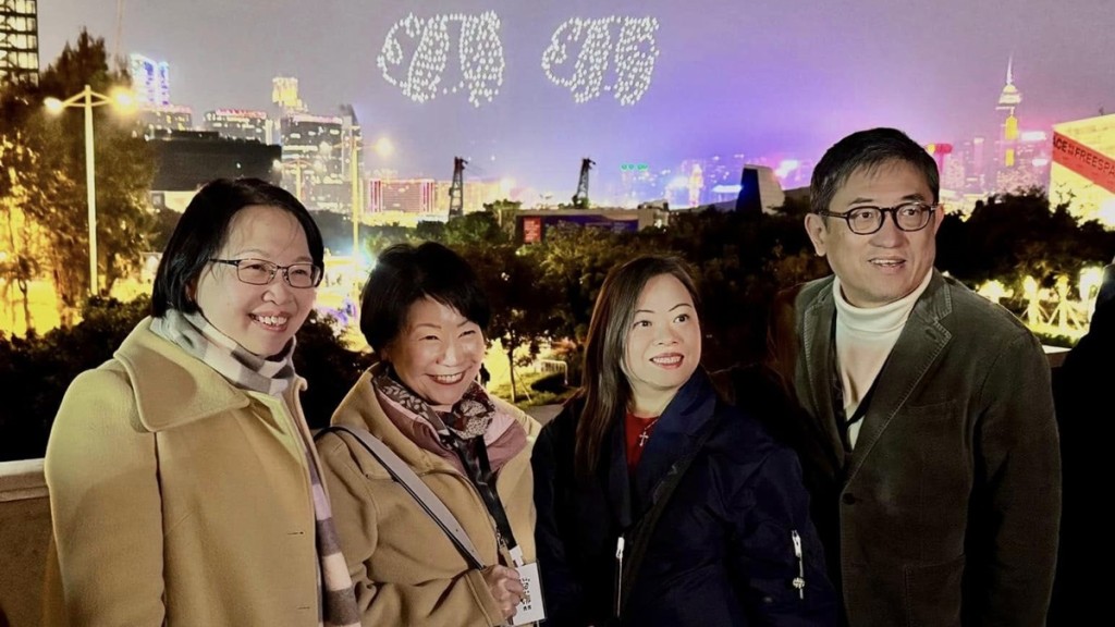 羅淑佩親臨西九觀賞煙火無人機匯演 指觀眾笑臉證明活動成功 |Kelly Online