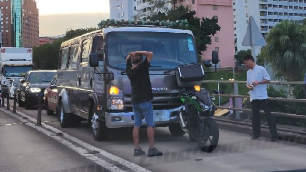 加士居道天橋靈車電單車相撞 鐵騎士受傷一度封路
