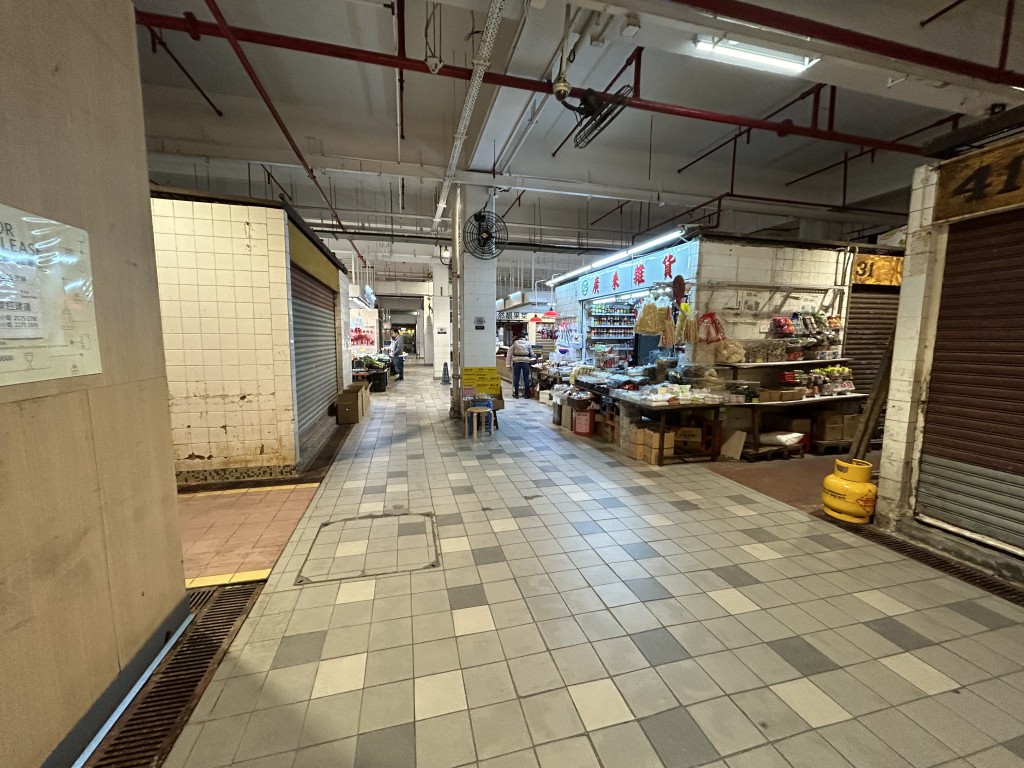 街市僅餘數名商戶營業。