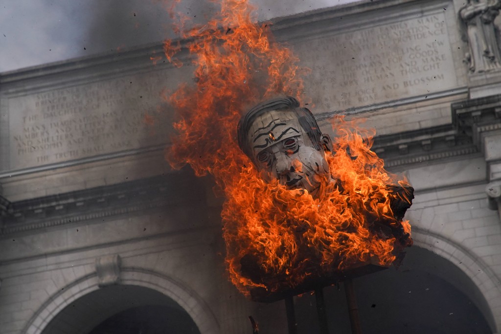 反以示威者焚燒內塔尼亞胡的假人泄忿。路透社