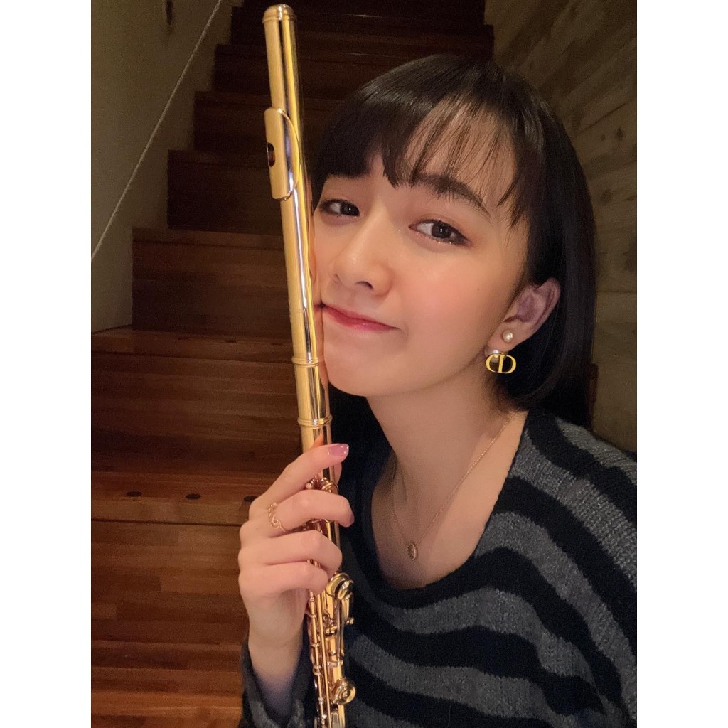 心美過往在社交網經常有貼上練長笛照。