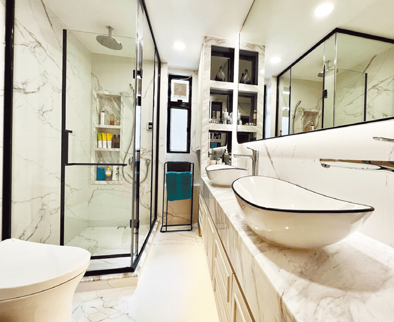 浴室設有大面鏡子，方便整理儀容。